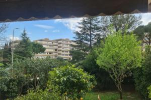 Bright apartment with garden and swimming pool