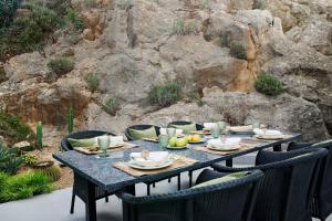 Meerblickvilla Design in Port Andratx mit Glasaufzug, Minotti, Occhio, Gessi, Cabinet, Miele