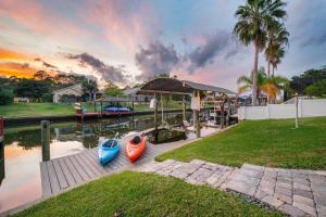 Canalfront w Heated Pool, Hot Tub, Kayaks, Games