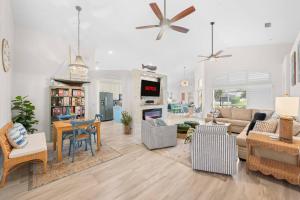Canalfront w Heated Pool, Hot Tub, Kayaks, Games