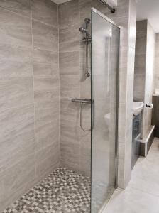 Nuxley House - Spacious 3-Bed House, with Parking - 30 Mins to Central London