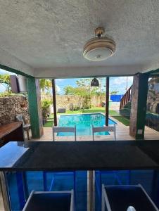 Villa con vista al mar y montanas