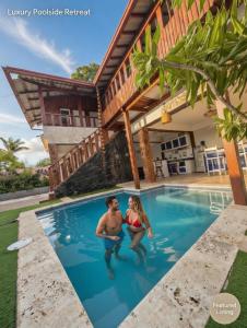 Villa con vista al mar y montanas
