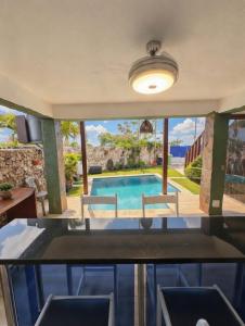 Villa con vista al mar y montanas