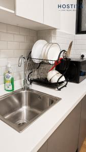 Hostly Comfort Living with Free Gym, Sauna & Pool