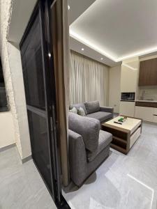 001 JRE apartment with stunning boulevard veiw