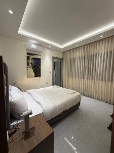 001 JRE apartment with stunning boulevard veiw