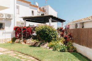 First Line with Pool, Ideal for Families