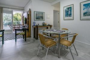 Junto à praia de Jurere, dois quartos com suite!