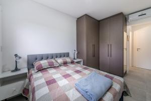Junto à praia de Jurere, dois quartos com suite!