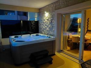TEONA Luxury Apartment with jacuzzi and terrace sea view, first floor