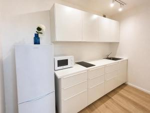 Sleek & Modern New Build Flat by Rentez