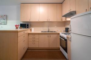 Family Apartment LEA-Sleeps 4, Free Parking