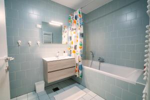 Family Apartment LEA-Sleeps 4, Free Parking