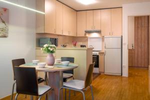 Family Apartment LEA-Sleeps 4, Free Parking