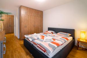 Family Apartment LEA-Sleeps 4, Free Parking