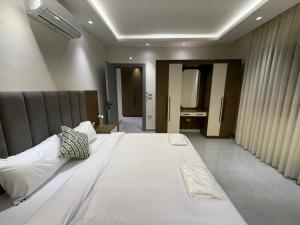 003 JRE apartment with stunning boulevard veiw