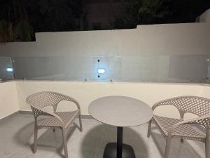 005 JRE apartment with stunning boulevard veiw