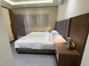 005 JRE apartment with stunning boulevard veiw