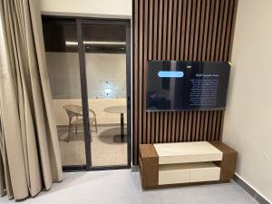 005 JRE apartment with stunning boulevard veiw