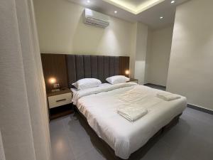 005 JRE apartment with stunning boulevard veiw