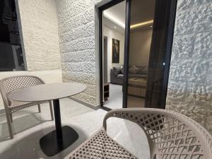 005 JRE apartment with stunning boulevard veiw