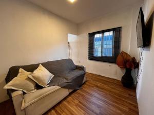 Apto-Canto do Forte - Suite- 1dorm -Sacada- Wi Fi -200 m da Praia e 20m dos Bares e restaurantes - uma Vaga de Garagem