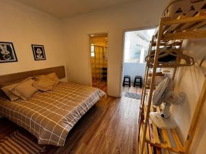 Apto-Canto do Forte - Suite- 1dorm -Sacada- Wi Fi -200 m da Praia e 20m dos Bares e restaurantes - uma Vaga de Garagem