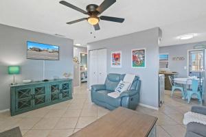 2BR Retreat with Pool, Near Beach and The Hangout