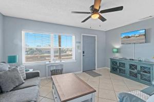 2BR Retreat with Pool, Near Beach and The Hangout