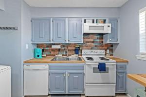 2BR Retreat with Pool, Near Beach and The Hangout