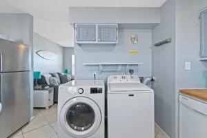 2BR Retreat with Pool, Near Beach and The Hangout