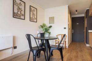 Chic Studio Retreat in Las Condes for 2