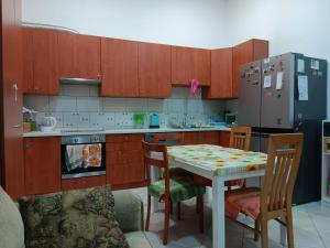 Spacious 3-Bedroom Flat By Downtown Corvin-Square!