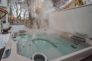 Dwntwn CDA Historic Remodel - Walk to Lake with Hot Tub