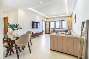 ColinaSmir Elegant apartment with sea view & pool
