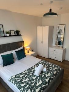 Two Bedroom City View Apartment Liverpool by StaySavvy Accommodation