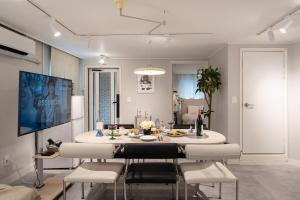 Seoul Pause - 4 beds for 8 Guests, 3 Bedroom, 2 Bathrooms, Hongdae, Mangwon, Hannam, Itaewon, 3-story private house, rooftop