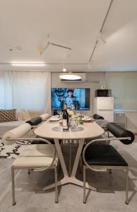 Seoul Pause - 4 beds for 8 Guests, 3 Bedroom, 2 Bathrooms, Hongdae, Mangwon, Hannam, Itaewon, 3-story private house, rooftop