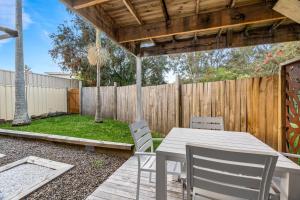 Relaxed 2 Bed Coastal Stay Near the Lake