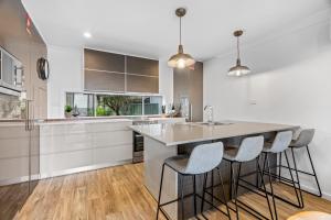 Relaxed 2 Bed Coastal Stay Near the Lake