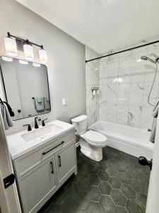 Renovated Condo Near UAB & Downtown, Free parking