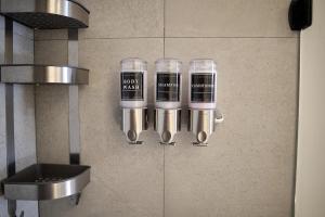 Apartment for 6 people with a pool, gym, coworking space, and parking