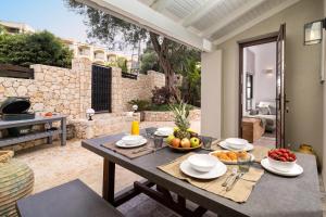 Petra House - Renovated Stone Villa with Courtyard
