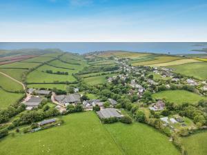 4 Bed in Galmpton oc-h34756