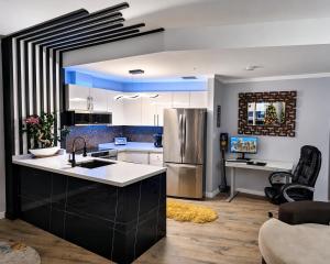 Modern 2 bd-3 beds city, ocean, mountain views, AC