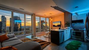 Modern 2 bd-3 beds city, ocean, mountain views, AC