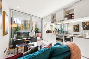 Poolside Studio Retreat Near Oxford Street