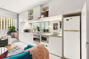 Poolside Studio Retreat Near Oxford Street