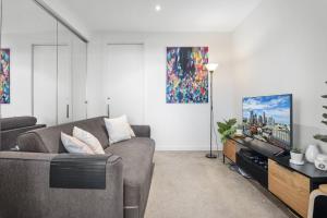Poolside 2-Bed Apartment in South Yarra